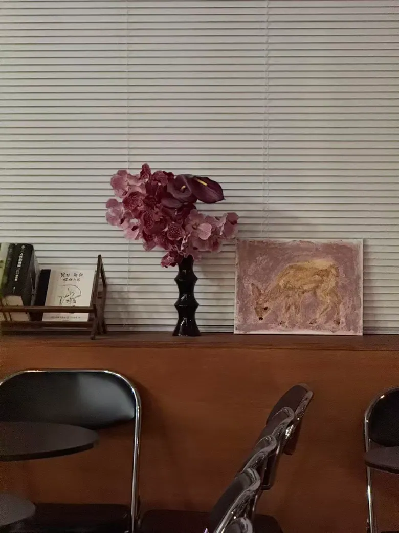 木质窗边的花束、书籍与小画